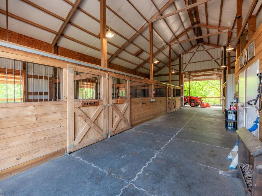 Center-aisle barn